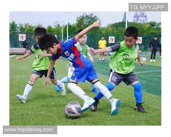 年轻女足球球星头像,展现未来足球新星风采,激情与梦想并肩前行 年轻女足球球星头像,展现未来足球新星风采,激情与梦想并肩前行
