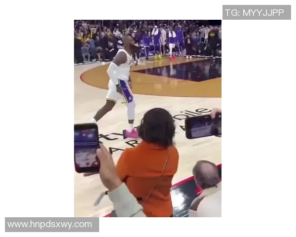 足球巨星模仿詹姆斯场外魅力重现 运动员跨界挑战引热议