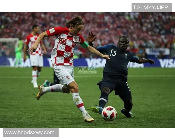 足球球星戴帽精彩瞬间展现个人风采与实力激战的巅峰时刻