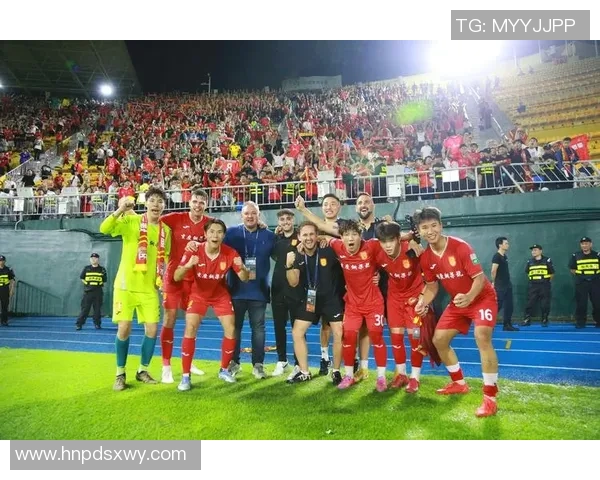 足球球星的外貌与明星的相似之处如何影响他们的公众形象和粉丝认同